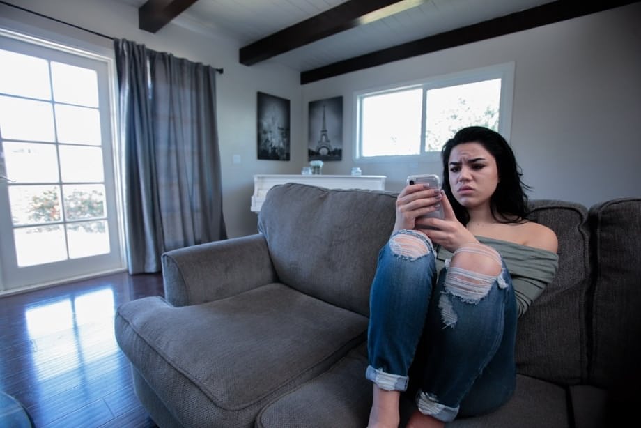 Monica Sage dominando una polla enorme en un festival de follada cruda estilo POV de destrucción familiar - 9