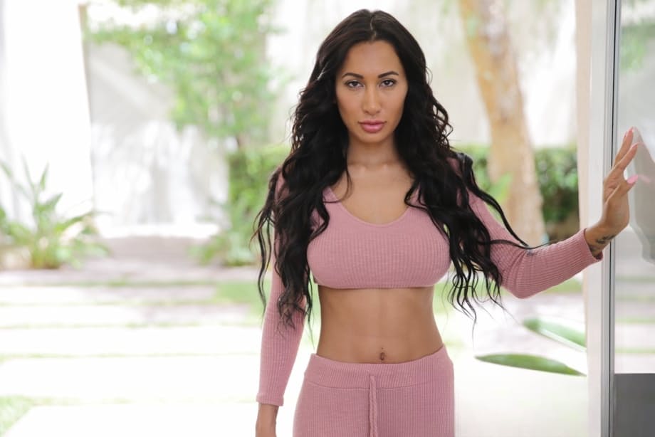 Amia Miley se dénude complètement pour dévoiler ses seins parfaits et sa chatte rose serrée - 2