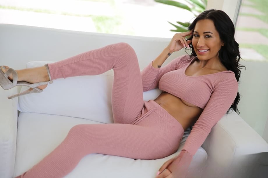 Amia Miley se dénude complètement pour dévoiler ses seins parfaits et sa chatte rose serrée - 4