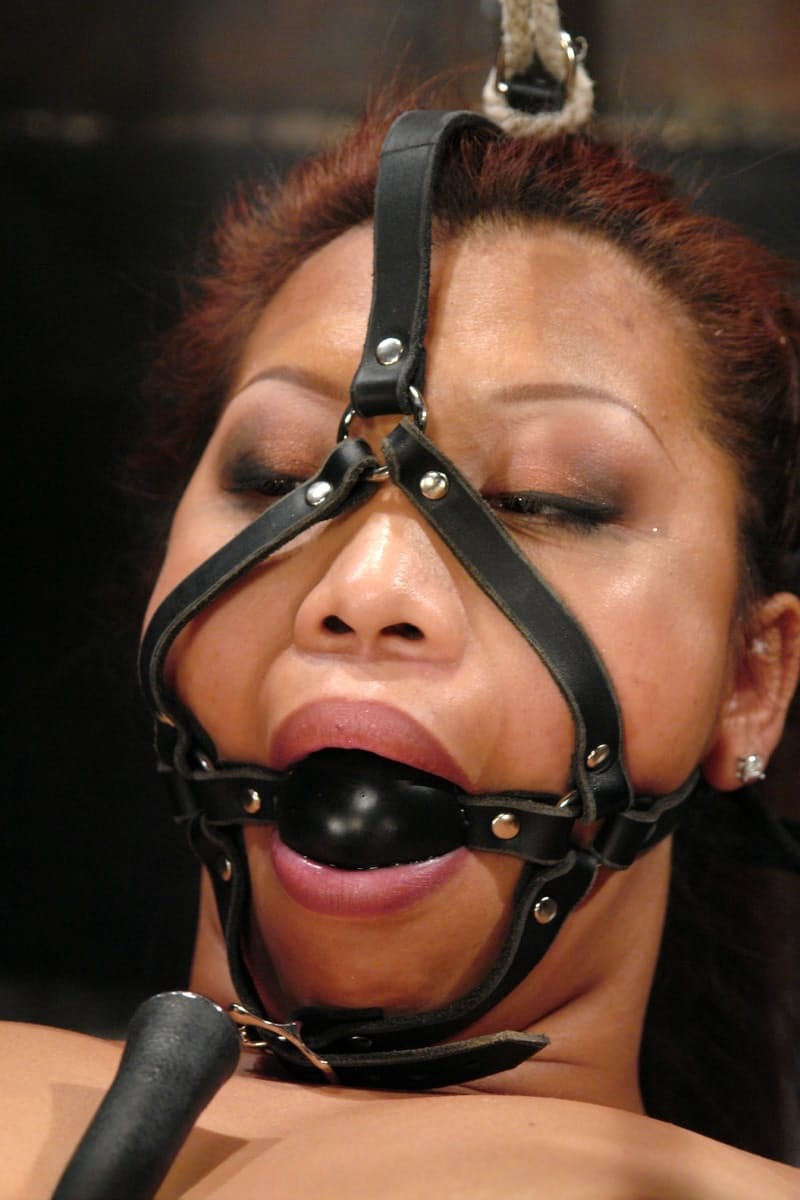 Jazmine Leih, jeune esclave philippine exposée dans un désir érotique brut - 3