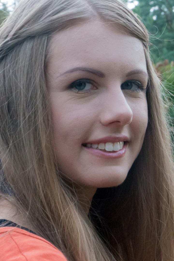 L'adolescente adorabile e hippie Lussy si spoglia dai suoi vestiti aderenti sul suo corpo giovane e stretto, poi si scompiglia selvaggiamente con le dita - 2