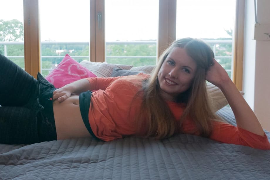 L'adolescente adorabile e hippie Lussy si spoglia dai suoi vestiti aderenti sul suo corpo giovane e stretto, poi si scompiglia selvaggiamente con le dita - 4