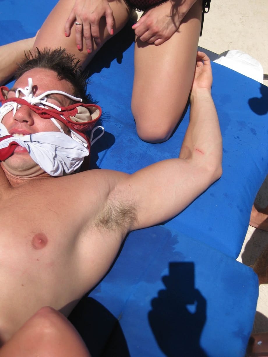 Teagan Summers et son amie blonde aux gros seins se relaient pour chevaucher une bite au bord de la piscine - 13