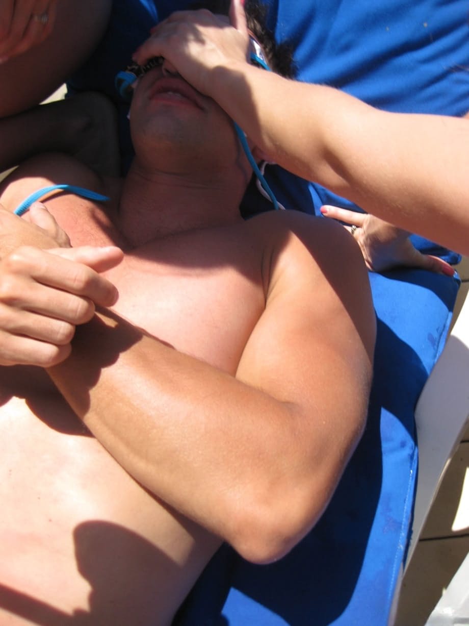 Teagan Summers et son amie blonde aux gros seins se relaient pour chevaucher une bite au bord de la piscine - 16