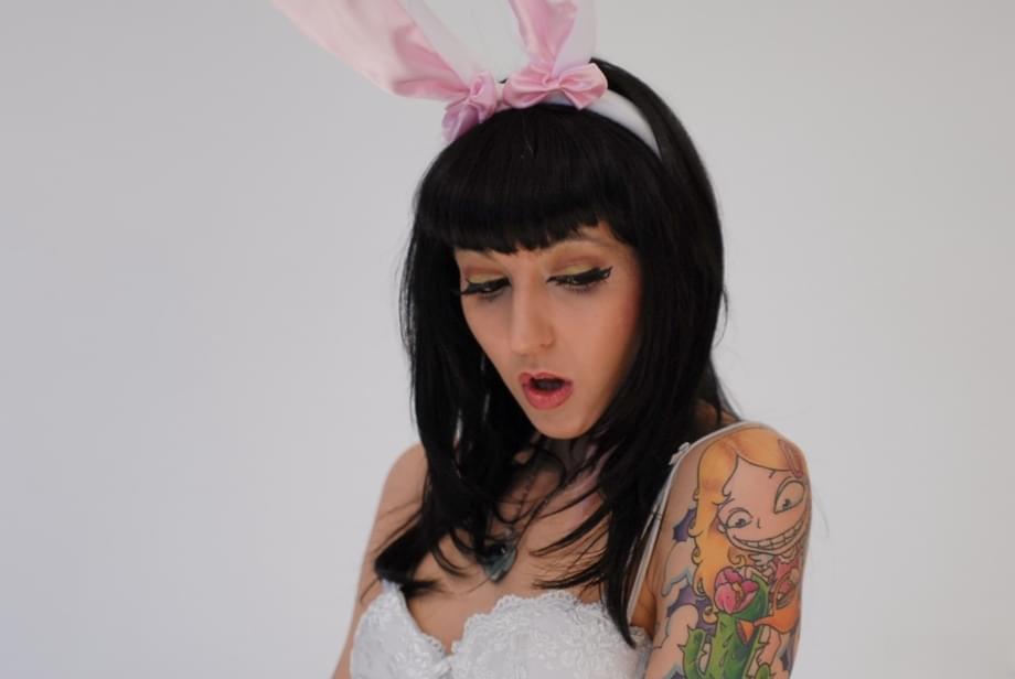 La brunette tatouée Hellizabeth se branle lascivement avec une carotte dans un costume de lapin - 1