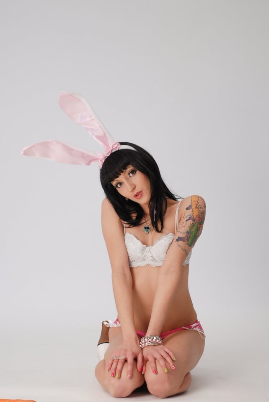 La brunette tatouée Hellizabeth se branle lascivement avec une carotte dans un costume de lapin - 6