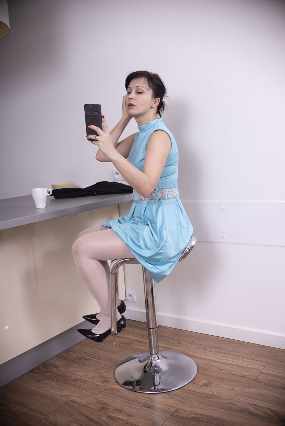 Nikita sensuale in calze trasparenti svela ogni centimetro del suo spessa fessura villosa - 2