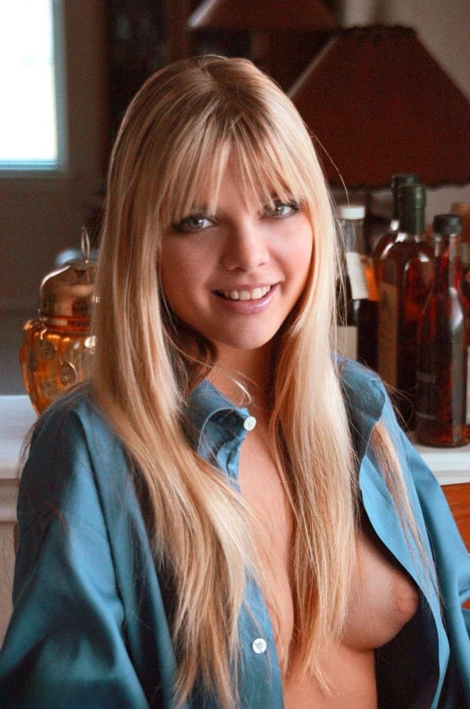 La splendide beauté nue de Jana Jordan dévoile ses courbes parfaites dénudées dans son appartement - 1