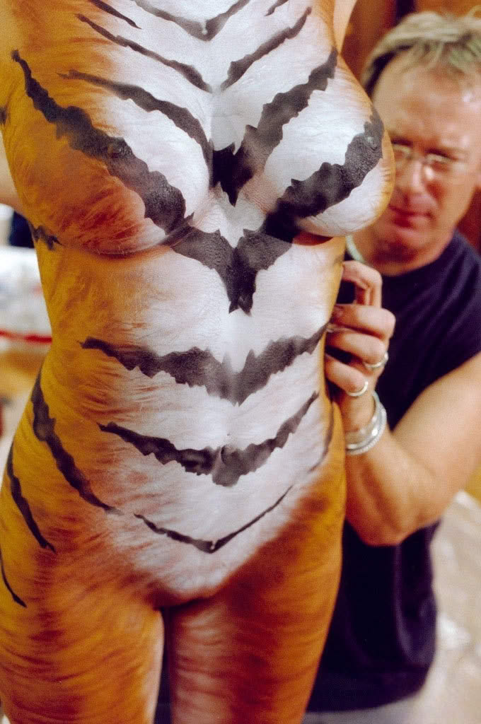 Merritt Cabal dipinge le sue curve di Playboy con body art sexy e mozzafiato - 8
