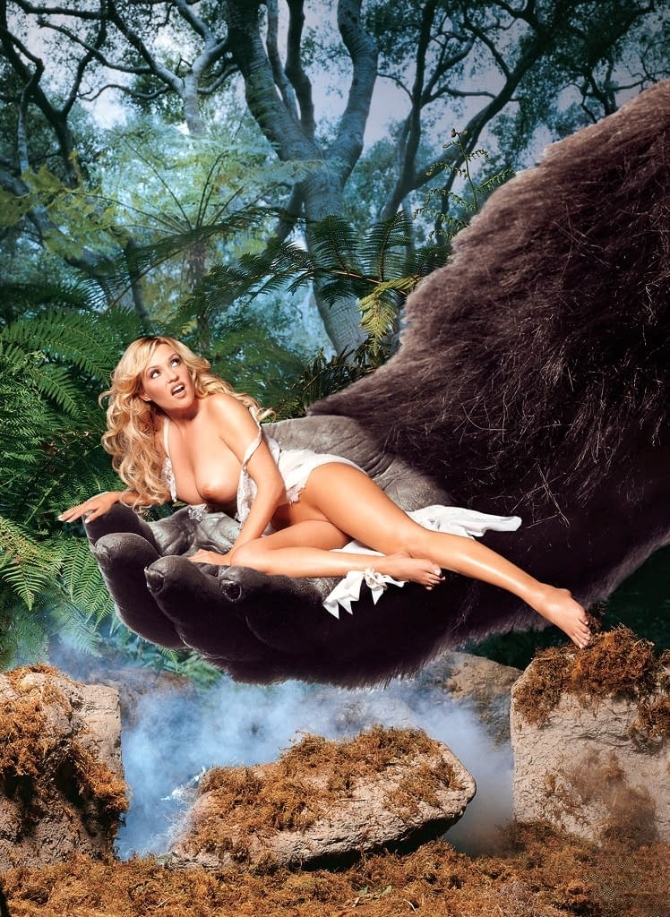Kendra Wilkinson e cheerleader formose si spogliano in modo selvaggio in una folle frenesia di coniglietti della giungla - 7