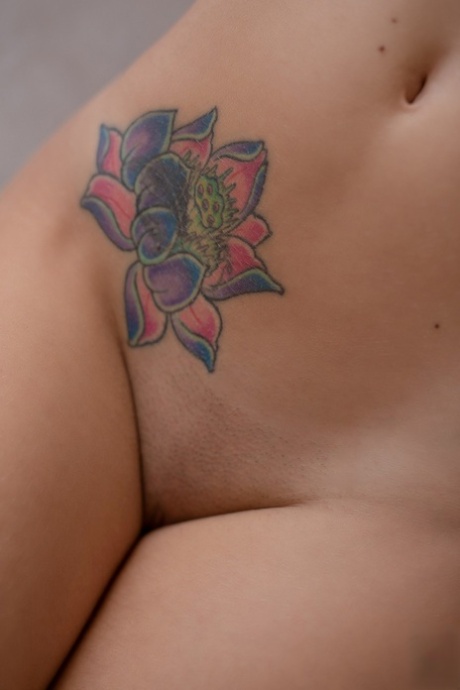 Toni María se quita la sexy lencería negra exponiendo sus curvas excitantes - 12