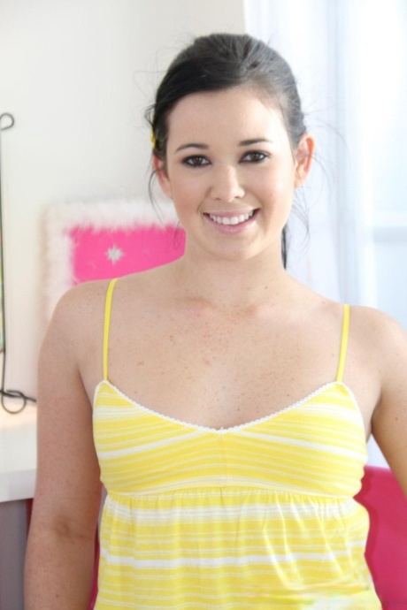 L'irresistible Amy Starz enlève lentement sa lingerie jaune, exposant ses petits seins fermes et aguicheurs - 1