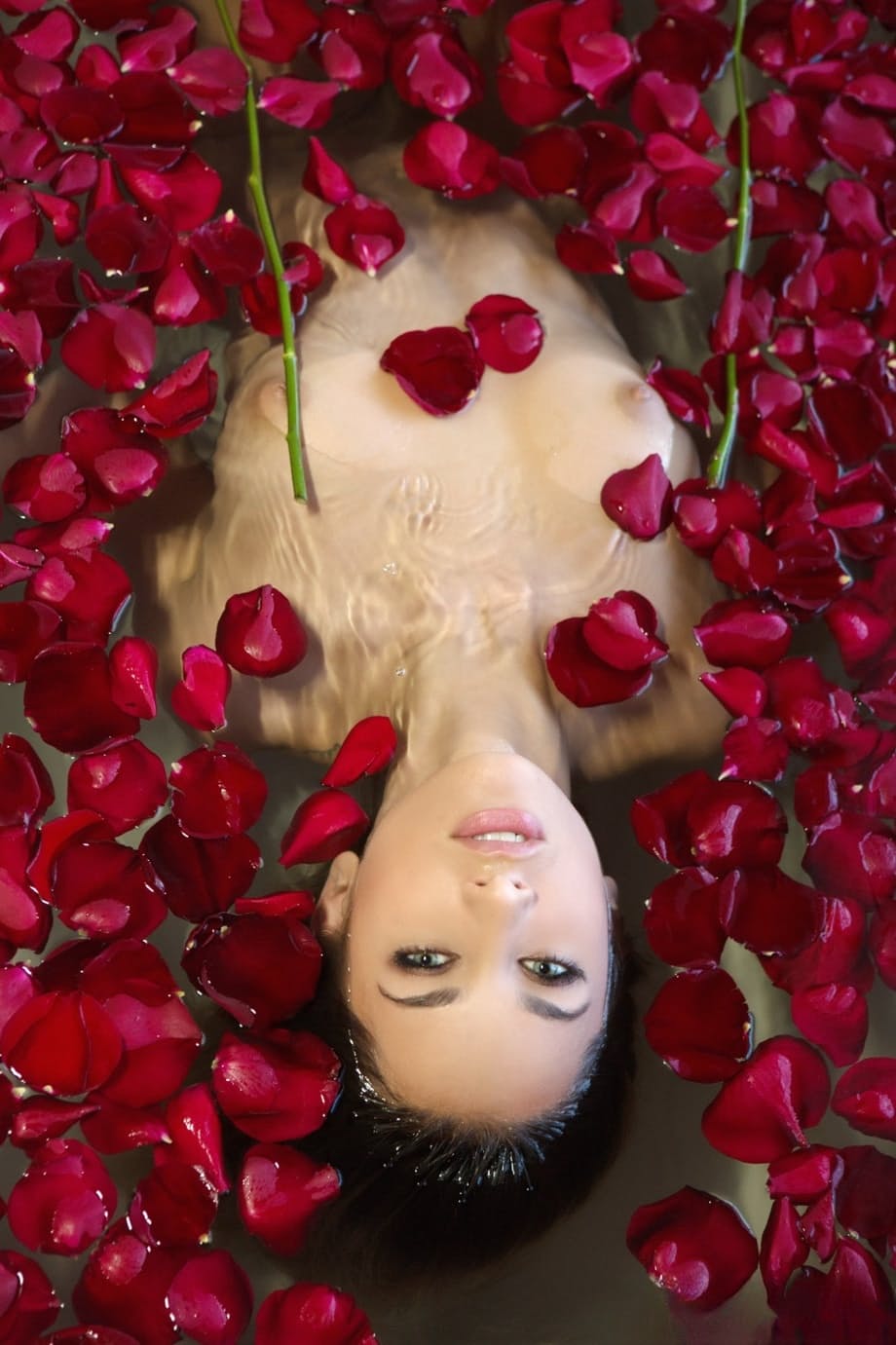Uma Jolie se muestra tentadoramente, revelando sus firmes tetas sumergidas en un baño romántico - 16