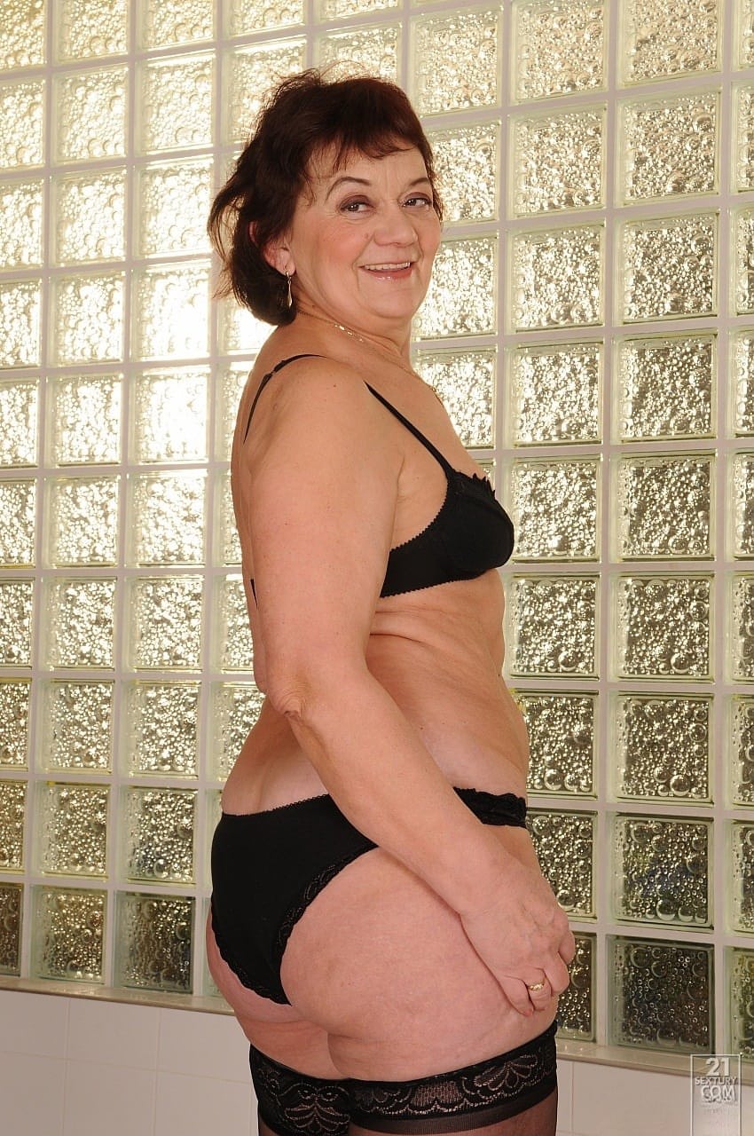 Marsha baise violemment la mince Nesty avec un gode-ceinture lors d’une session léchage de chatte velue de grand-mère - 5
