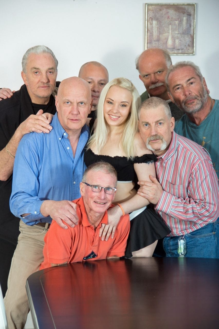 Lola Taylor brutalmente soddisfatta da sette vecchi bastardi affamati in una gangbang grezza - 1