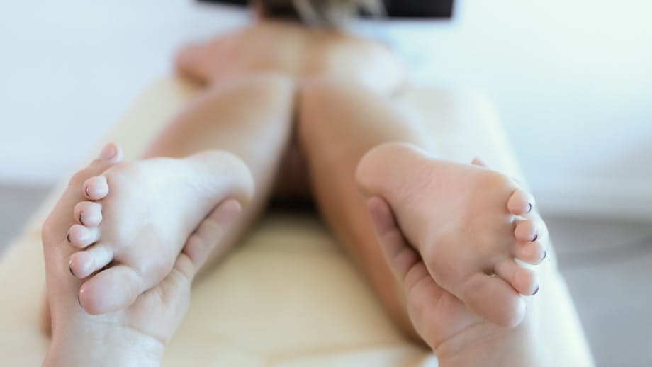 La plantureuse Alexis Adams se fait marteler la chatte trempée par un masseur passionné jusqu’à ce qu’il jouisse - 1