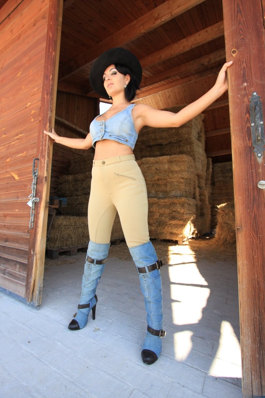Amanda X cavalca forte con le sue enormi tette piercing e quel saporito culo a bolle, tutta nel fienile - 6