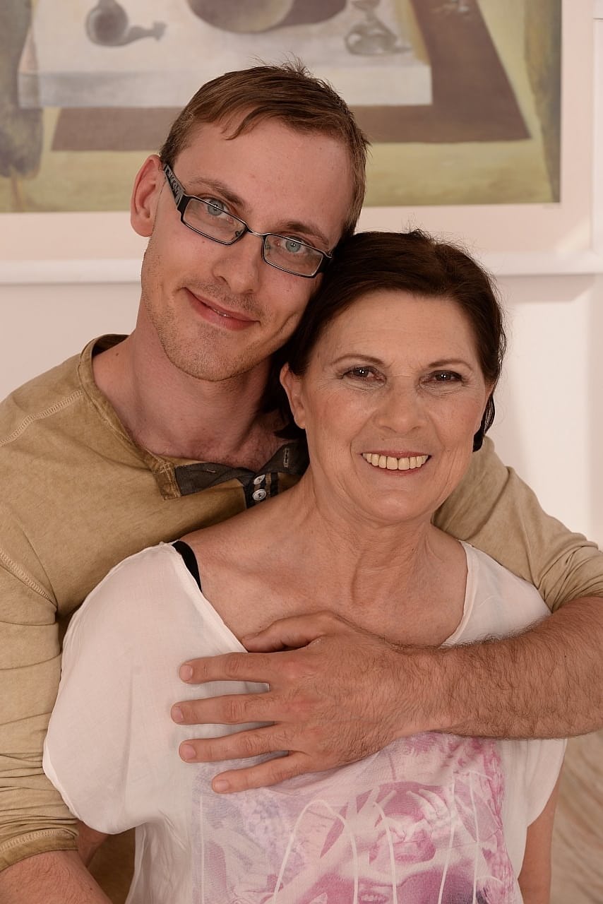 Margo T si fa brutalmente allargare la ficata pelosa da nonna da un cazzo giovane pieno di voglia - 2