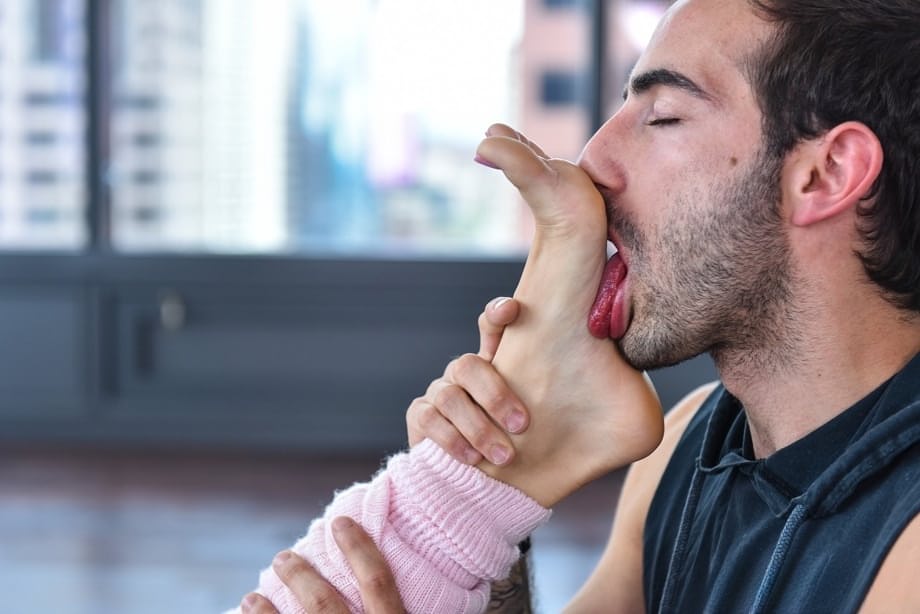 Naomi Swann spreads and takes a deep dicking with her toes licked and sucked - 9
