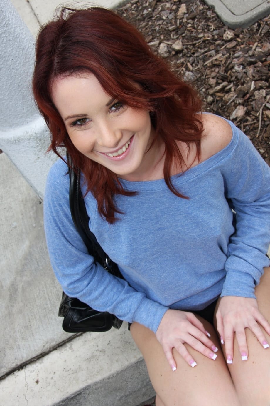 Adolescente dai capelli rossi fumante Tweety Valentine duramente presa e infilzata da un grosso BBC palpitante in POV - 1