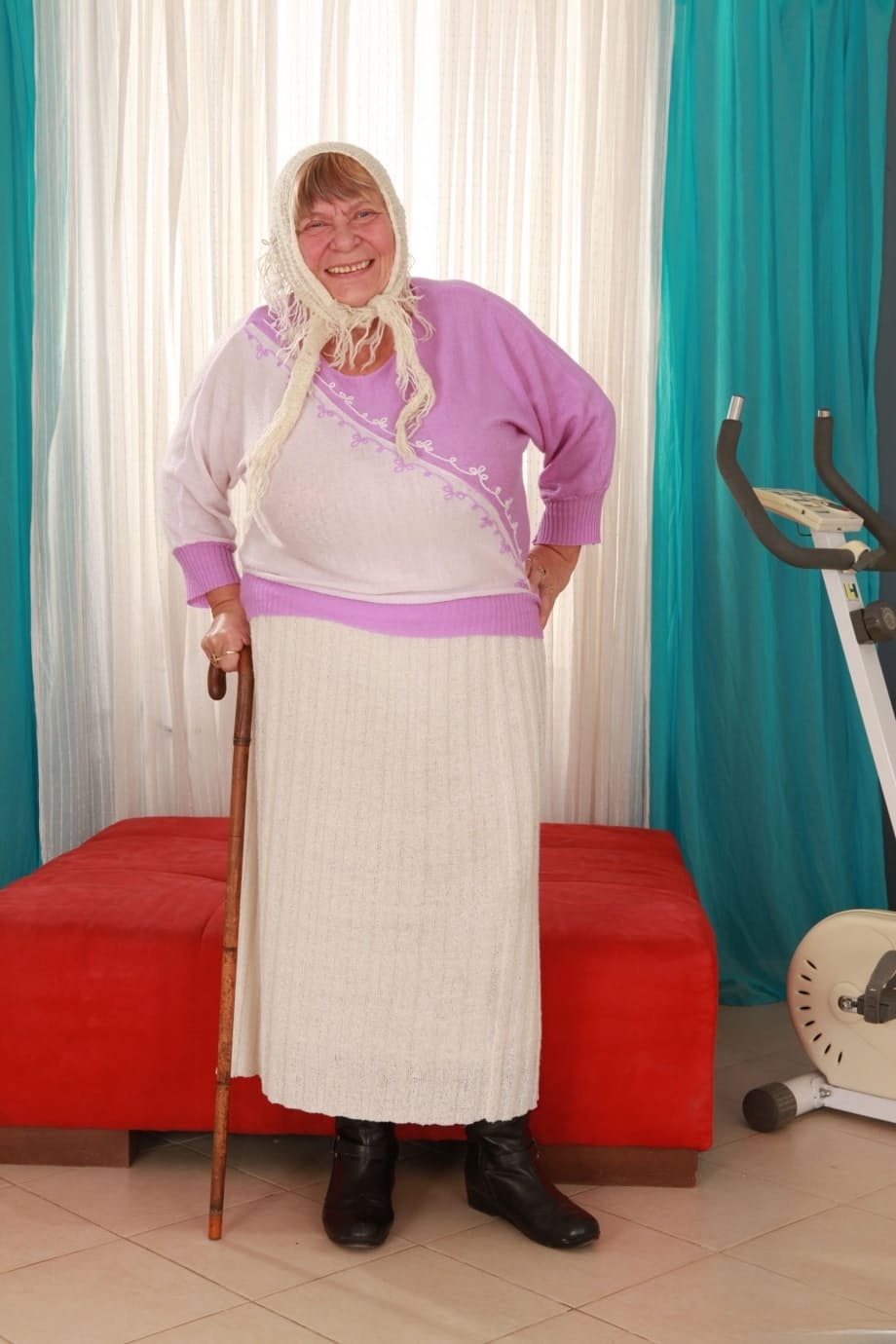 Brazen granny Sara G flaunts her bare holes for massive BBC creampie bliss - 2