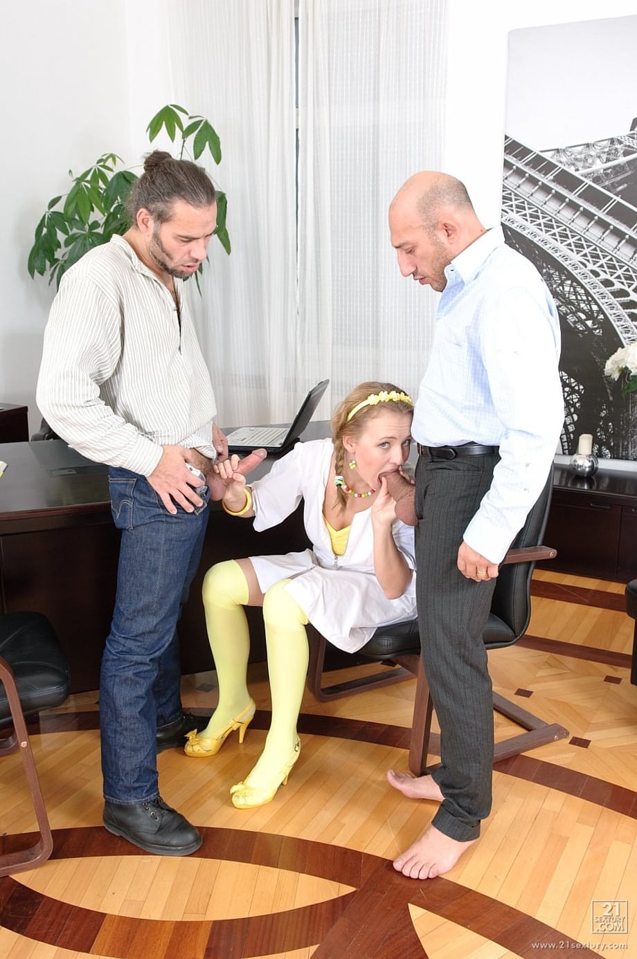 Lolly Moon's raw double penetration by two throbbing Russian cocks - 4