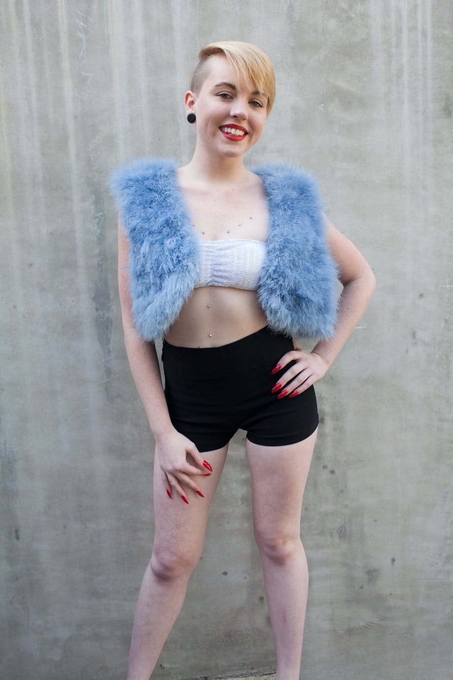 Miley May se déshabille complètement en public et pisse sauvagement dans la rue - 1