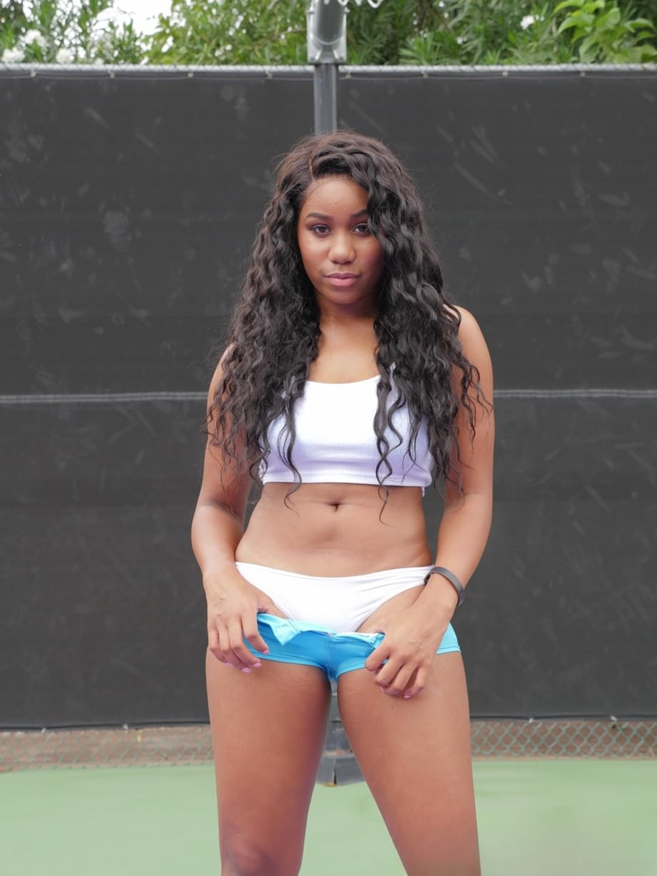 La voluttuosa stella ebony Jenna Foxx accarezza i suoi seni perfetti durante un eccitante incontro sul campo da basket pubblico - 6