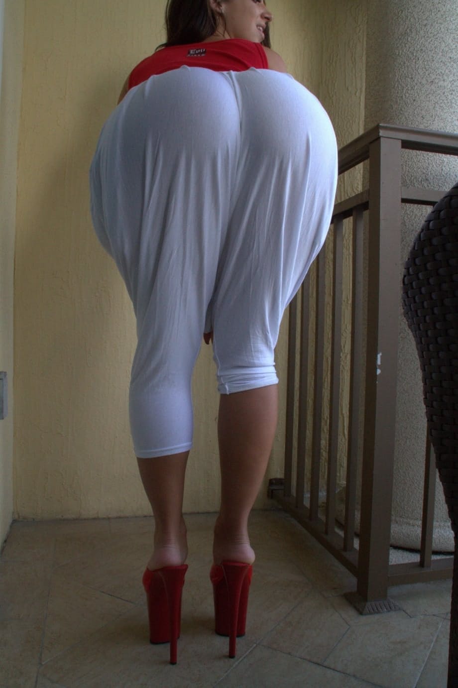 Jada Stevens si strappa giù i jeans per mostrare il suo enorme culo sodo completamente aperto - 3