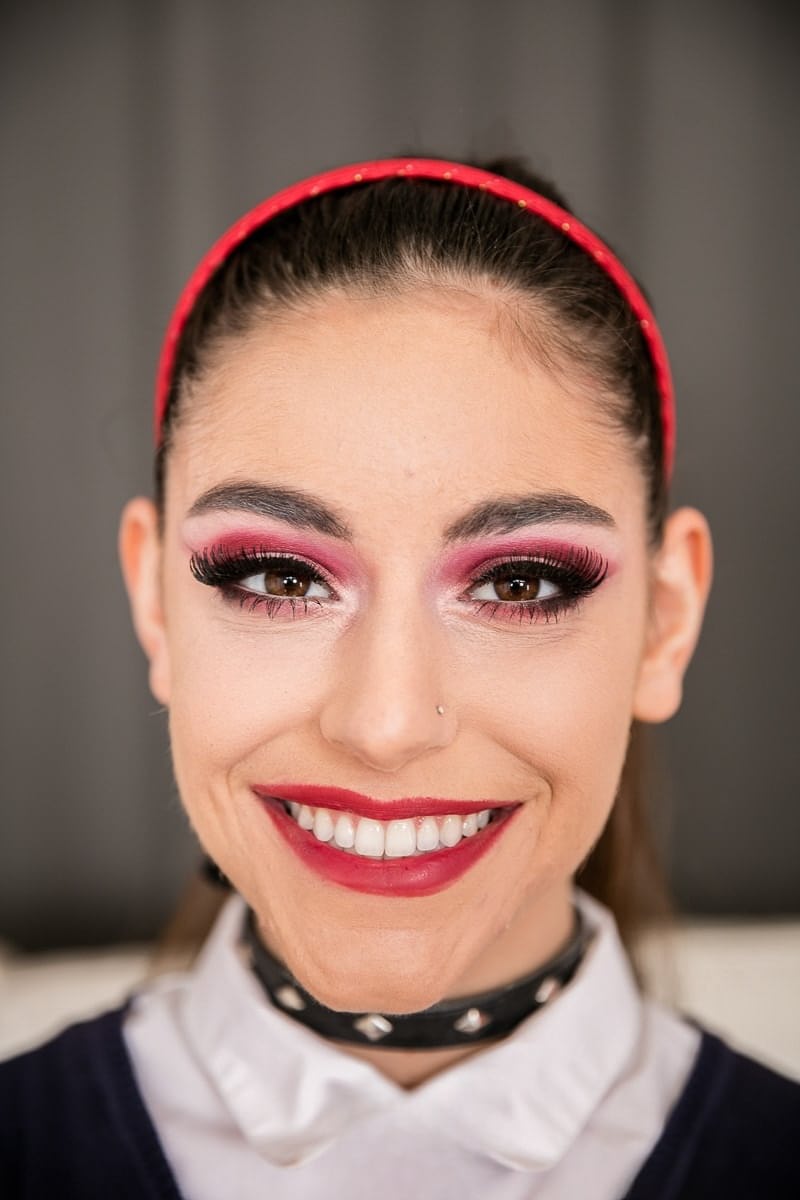Mira a Arielle Faye exponiendo sus diminutos senos, mostrando y goteando su coño afeitado bajo la falda - 2
