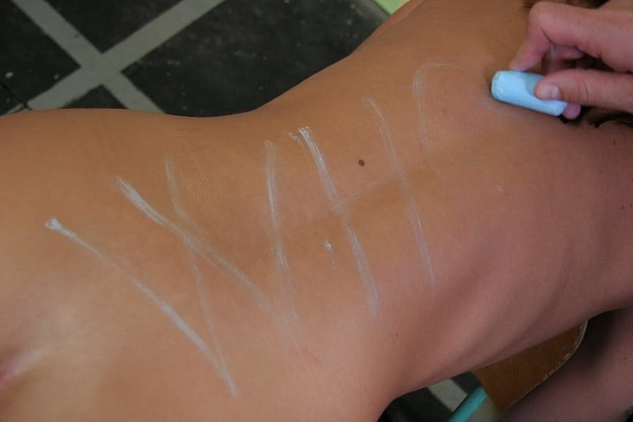 Barbie Pink se fait brutalement humilier et pénétrer par un professeur dominant à l'intérieur de la salle de classe - 11