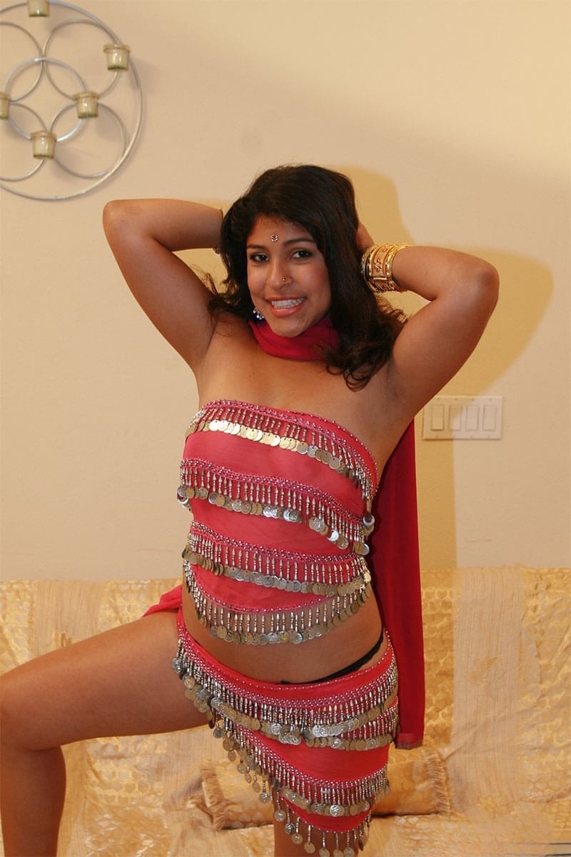 MILF nuda Shari accarezza le sue tette naturali, allarga la sua fica pelosa e mostra il culo morbido - 6