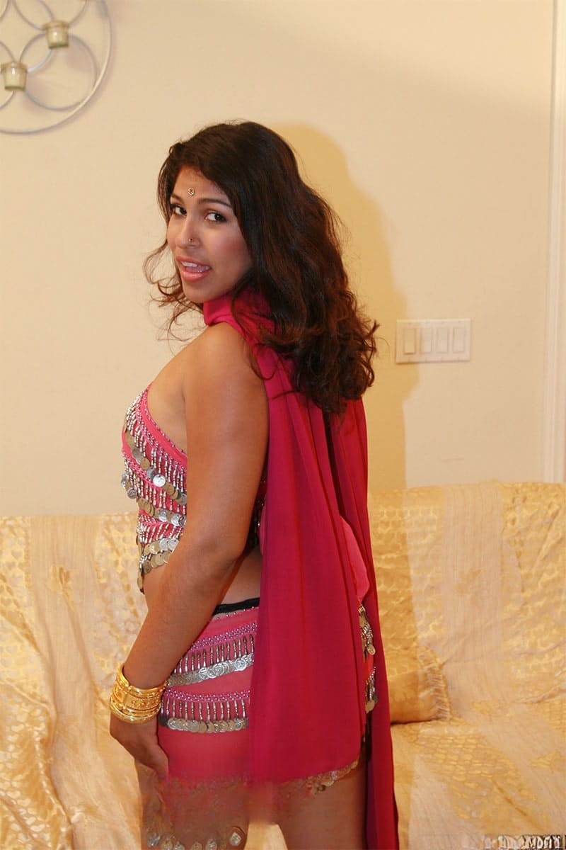 MILF nuda Shari accarezza le sue tette naturali, allarga la sua fica pelosa e mostra il culo morbido - 7