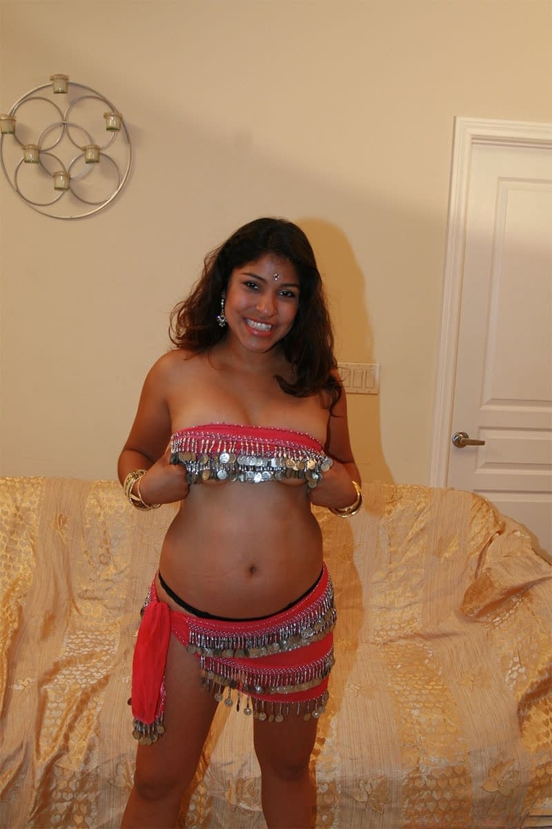 MILF nuda Shari accarezza le sue tette naturali, allarga la sua fica pelosa e mostra il culo morbido - 11