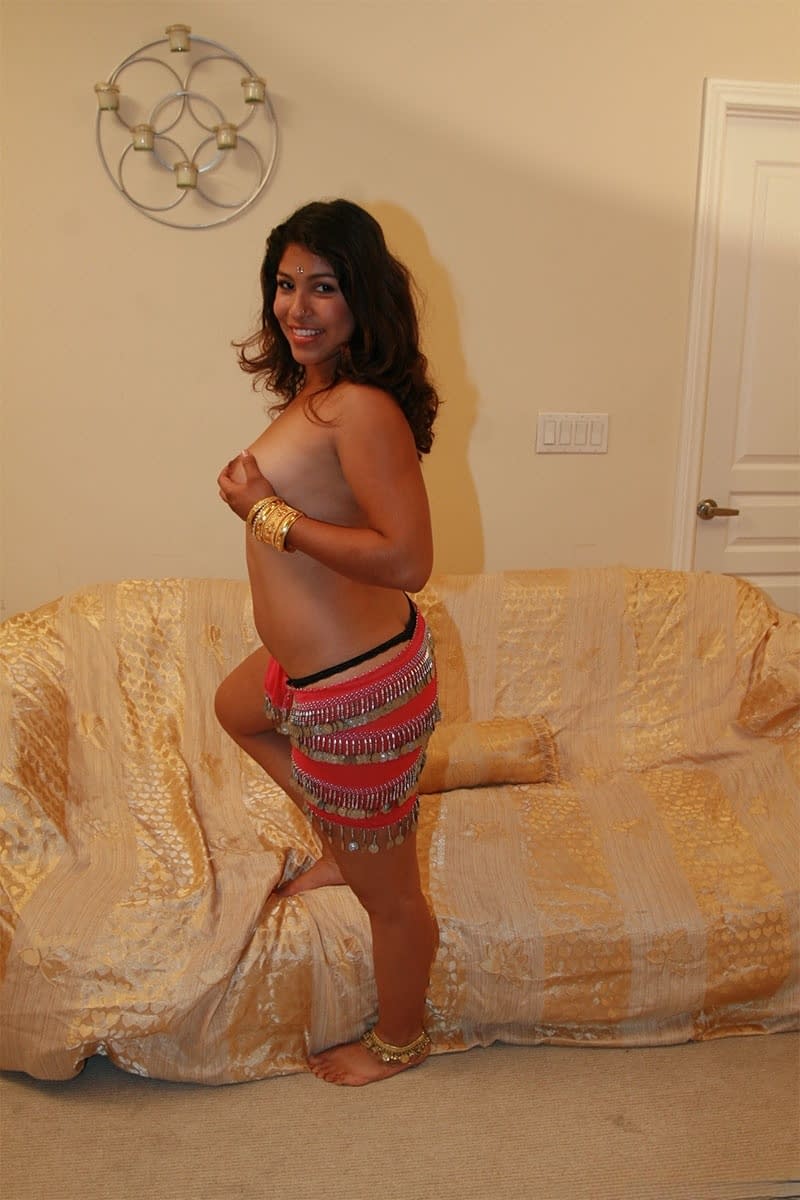 MILF nuda Shari accarezza le sue tette naturali, allarga la sua fica pelosa e mostra il culo morbido - 13