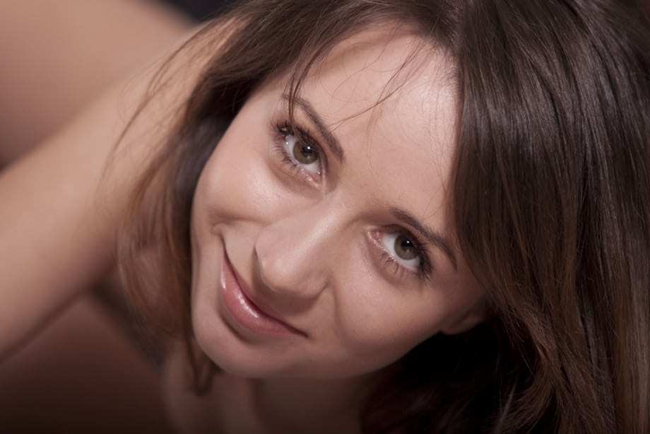 Inna ne montre aucune honte alors qu'elle taquine ses seins fermes et son sexe invitant. - 17