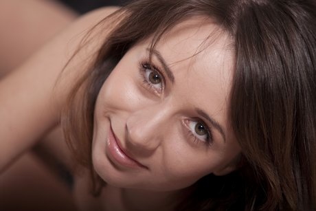 Inna ne montre aucune honte alors qu'elle taquine ses seins fermes et son sexe invitant. - 18