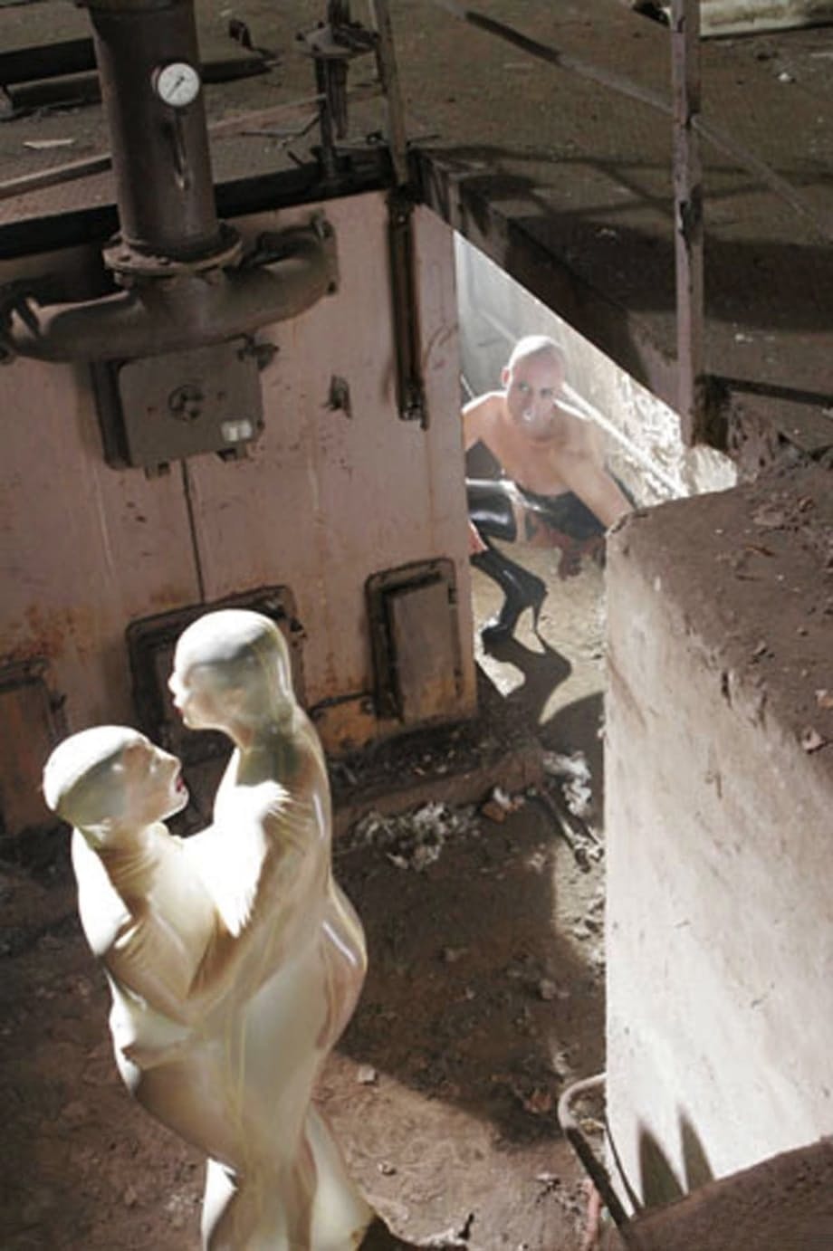 Lia Baren brutalement ligotée et humiliée par une domination impitoyable dans une ruine abandonnée - 2