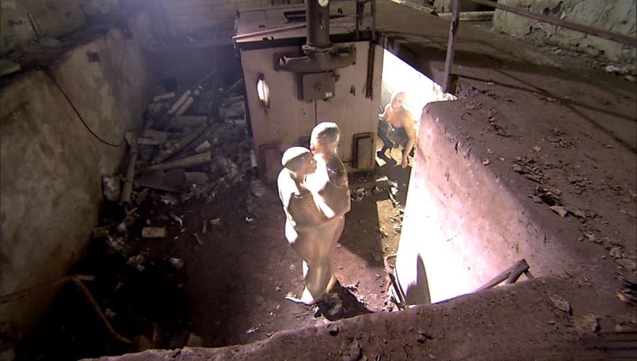 Lia Baren brutalement ligotée et humiliée par une domination impitoyable dans une ruine abandonnée - 3