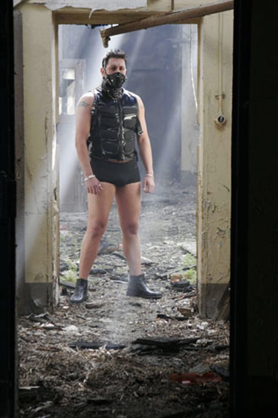 Lia Baren brutalement ligotée et humiliée par une domination impitoyable dans une ruine abandonnée - 6
