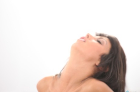 Regardez la sauvage Nikki Lips se faire marteler sauvagement dans des bas blancs résille tout en étant recouverte d'éjaculat facial épais - 16