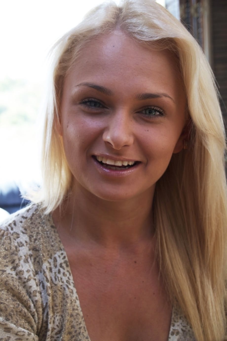 La Principessa A si sfila seduttivamente i minuscoli shorts di jeans e le vertiginose scarpe col tacco nel corso di uno spogliaggio rovente e provocante - 1