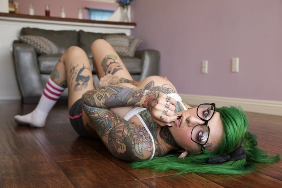 Sydnee Vicious la seduttrice dai capelli verdi allarga le labbra della sua fica bagnata esponendo le sue enormi tette naturali - 7