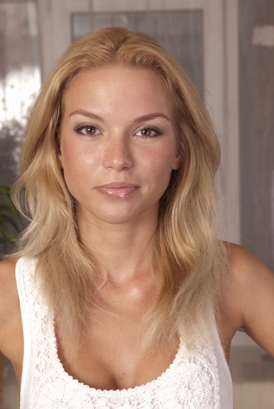 Tanned Russian girl and beautiful friend come to guy for anal threesome