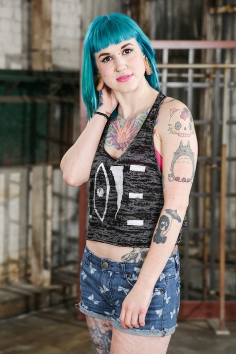 Severin Graves exposes filthy desires in abandoned building with turquoise hair - 2