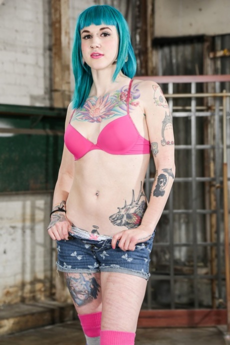 Severin Graves exposes filthy desires in abandoned building with turquoise hair - 4