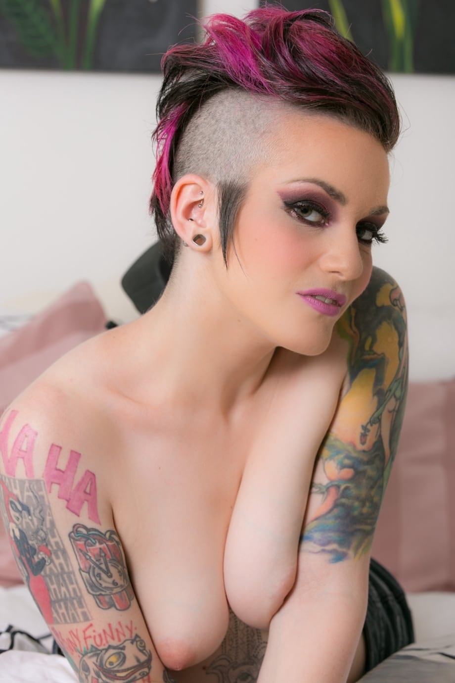 Dirty Rizzo Ford si spoglia completamente nuda, mettendo in mostra le sue enormi tette e la figa rosa lucida e bagnata - 9