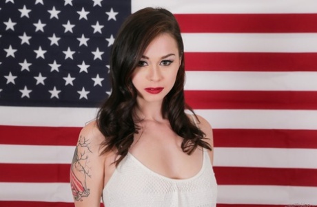 Vera Drake provoca sin descanso enseñando su coño mojado en ardientes sesiones americanas por cámara - 1