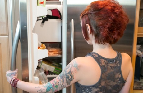 Ginger Paige endure une double pénétration intense à la cuisine parmi les salopes punks - 3