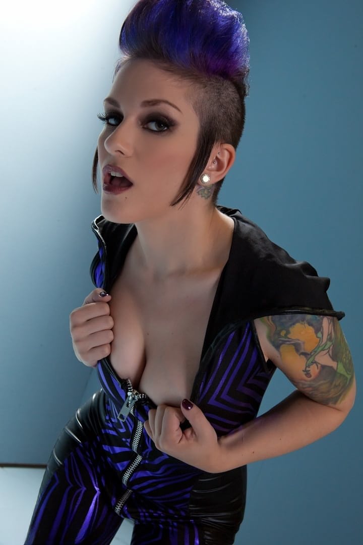 La splendida Rizzo Ford dal corpo naturale si libera della sua aderente catsuit, esibendo con orgoglio il suo fascino punk con mohawk. - 2